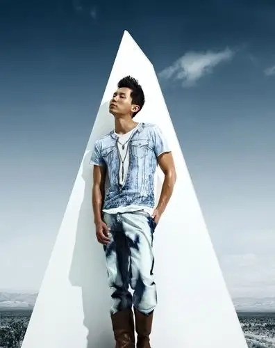 李晨运动写真近日,因《唐山大地震》而被推上影坛风口浪尖的李晨,受邀