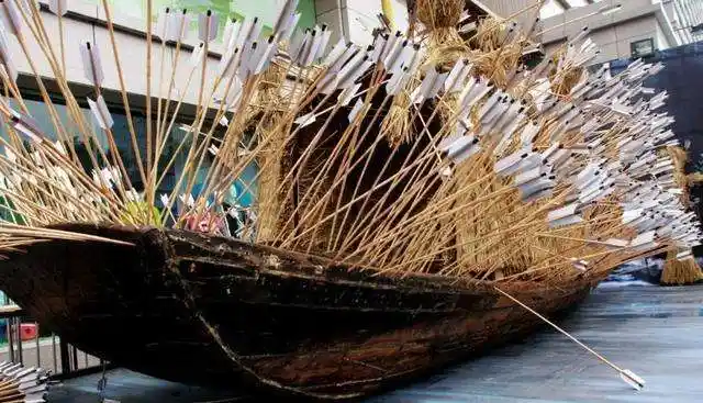 草船借箭,曹操为何不放火箭呢?鲁肃:幸亏没放,孔明还留了一手