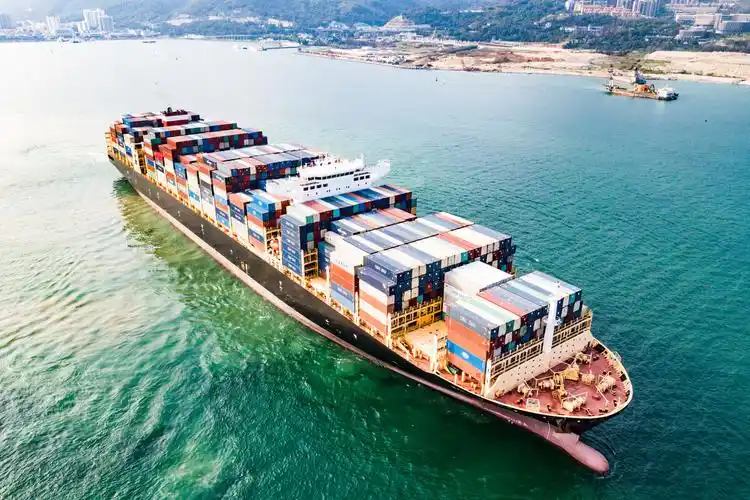 盐田港满载货物的集装箱货轮离港
