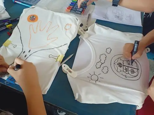 "手绘我心,感恩母校"庆六一彩绘文化衫活动
