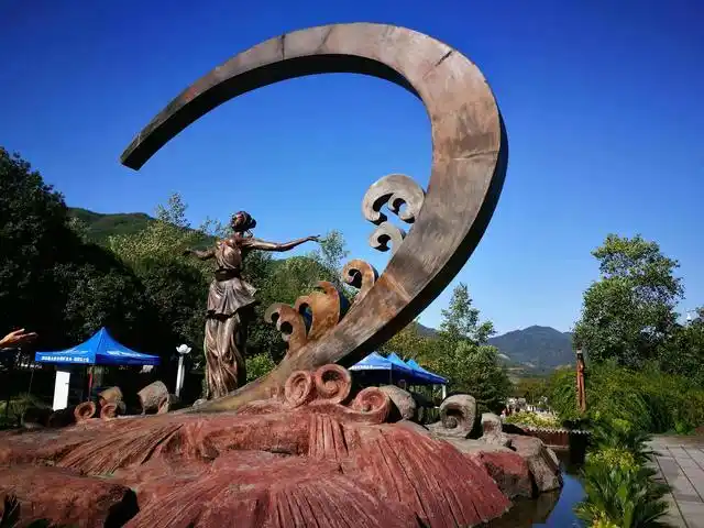 江西宜春明月山风景区景点:位于江西省宜春市中心城西南15公里处,旅游