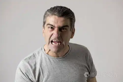 40s 至50s 的肖像白色愤怒和不安的家伙和疯狂的愤怒和咄咄逼人的表情