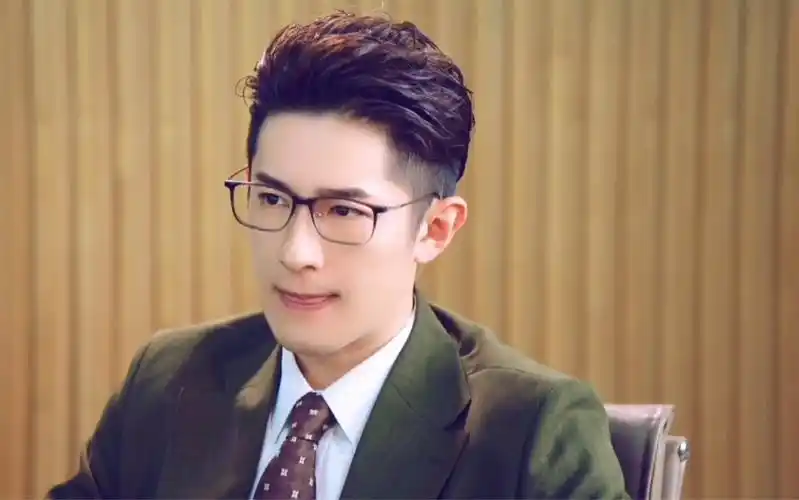 季肖冰高访〗有的人戴眼镜,居然还有另外一副面孔