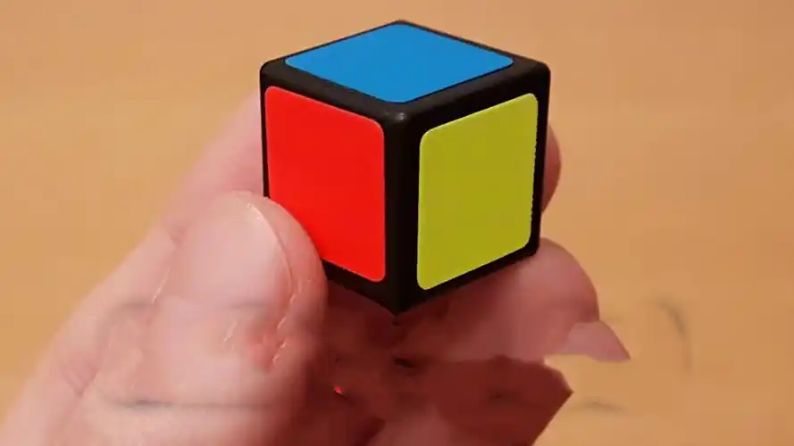 一阶魔方要如何玩?触碰到就还原了,网友:这是来逗我的吗?
