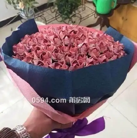 土豪的爱情我不懂丈夫百元人民币折玫瑰花送妻子
