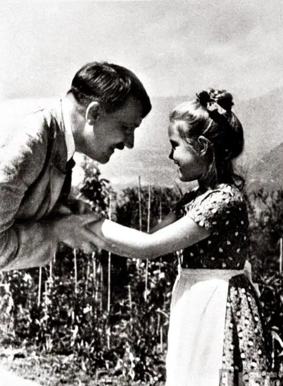 珍贵历史照希特勒拥抱犹太女孩大屠杀前的一段特殊关系