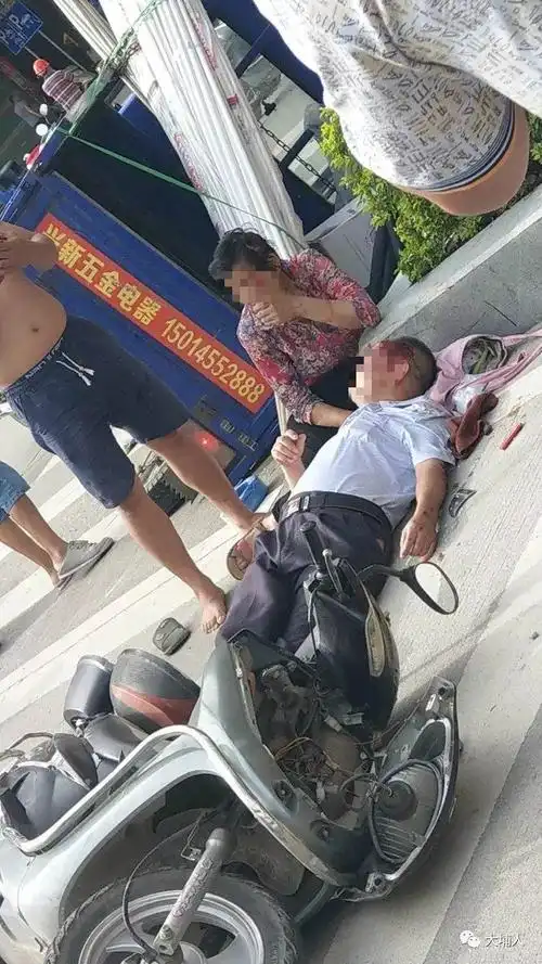 大埔突发车祸,一男子倒地头流血!