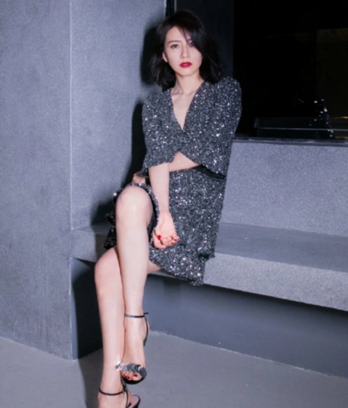 高圆圆当妈后改变风格露出额头成女强人42岁美出新高