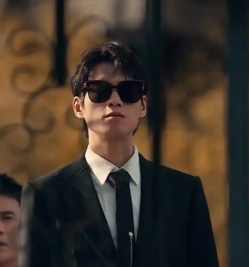 网友让魏大勋去全员加速中当猎人##猎人版孟宴臣#穿西装戴墨镜的