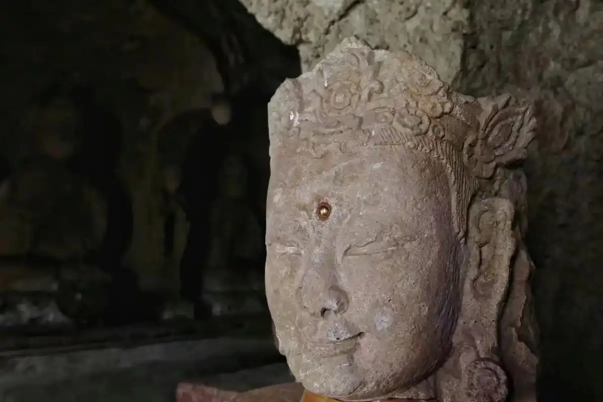 万佛堂石窟简介## 万佛堂石窟位于辽宁义县万佛堂村大凌河北岸的福山