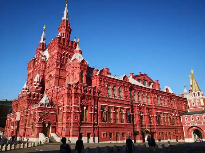 莫斯科是俄罗斯的政治,经济,文化,金融,交通中心的综合性城市,是一座