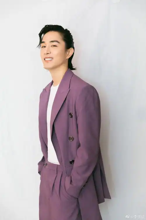 李承铉晒植树节养的郁金香这确定不是黑芝麻糊吗