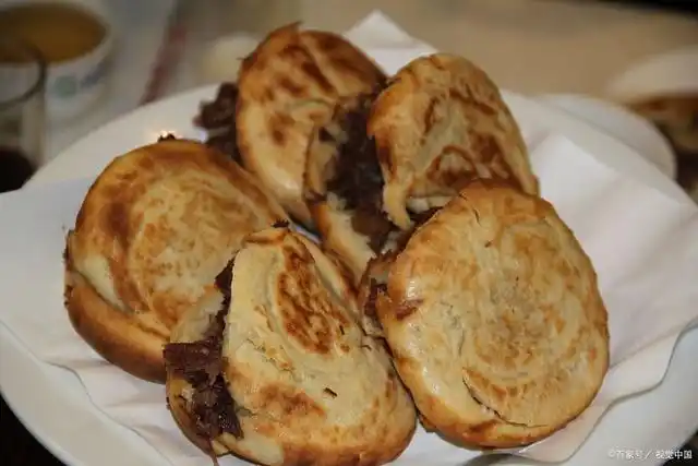 保定与河间驴肉火烧哪一个更正宗?同为河北名吃,谁更胜一筹?