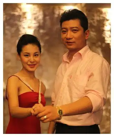 和普通人一样,男主外女主内,田雨负责拍戏赚钱,老婆负责在家貌美如花