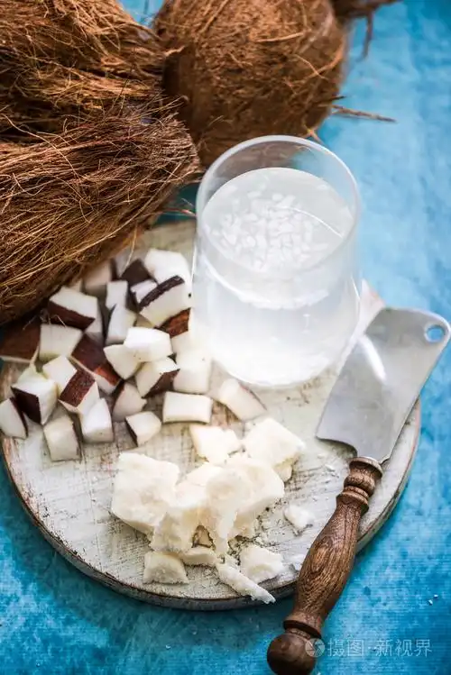 新鲜的椰子水与草浆