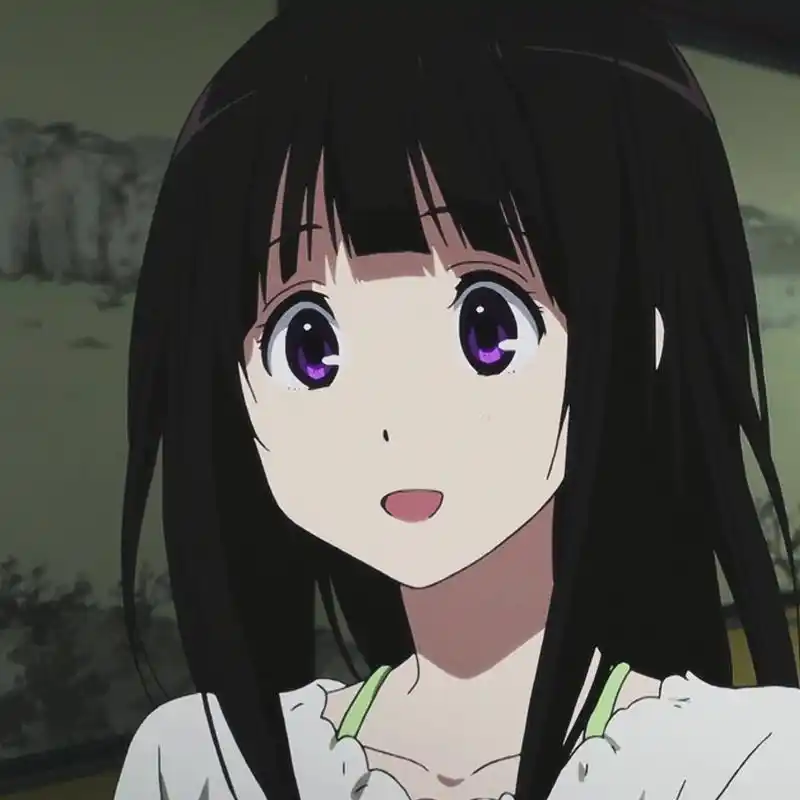 千反田爱瑠是一个外表清秀的女生,一头披肩黑发,对很多事物充满好奇心