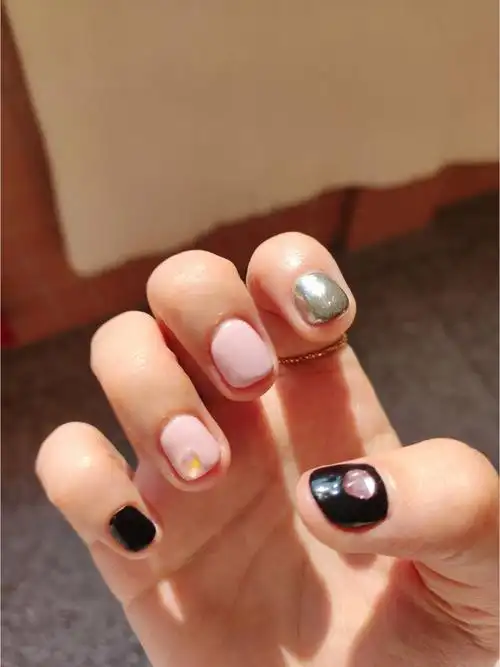 粉黑配色短指甲好可爱