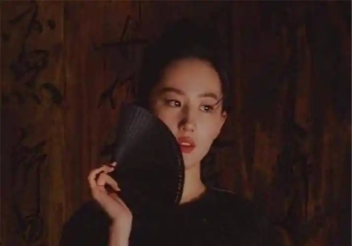 刘亦菲晒自拍,特意把衣服打上马赛克,大眼睛高鼻梁引人注意.