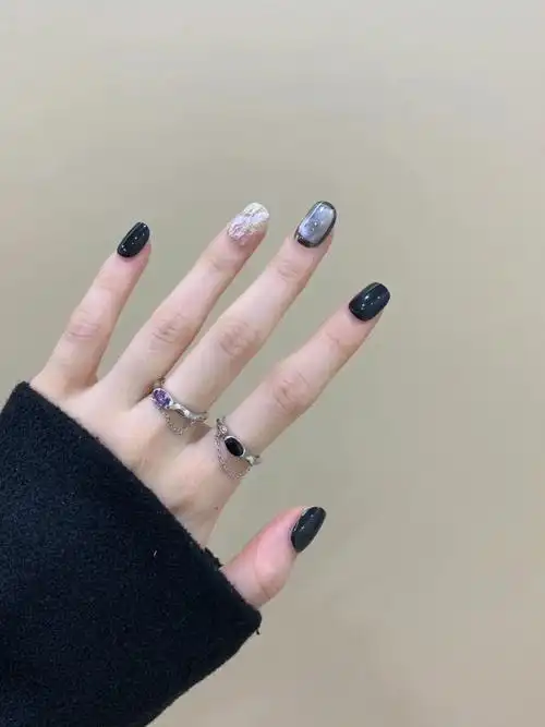 个性十足经典黑白晕染美甲