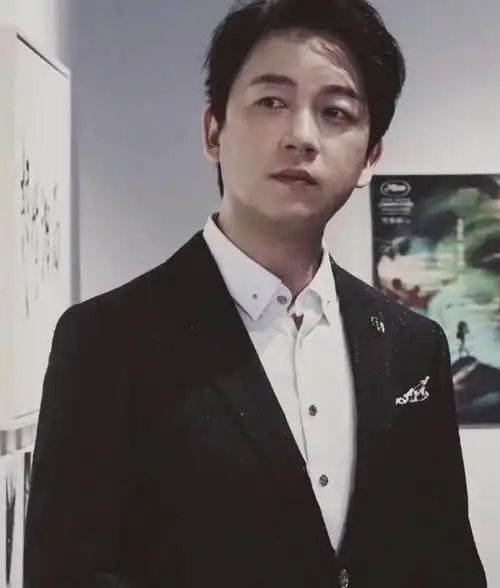 潘粤明携小10岁女友度假归来,暖心帮搬行李箱,尹姝贻眼神机警