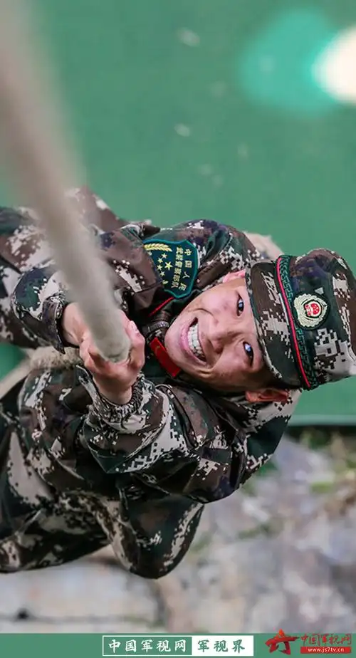 (存图方法:长按图片-保存至手机)图为攀登训练中战士目光坚毅,双手如