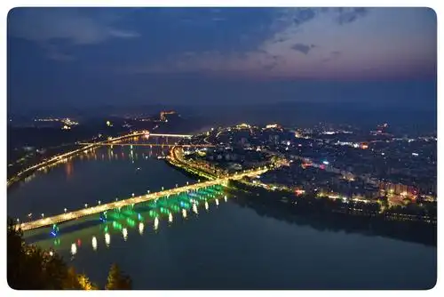 阆中白塔山夜景