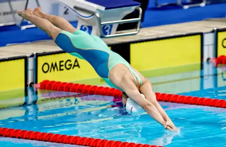 泳坛女神刘湘50米自由泳预赛头名晋级