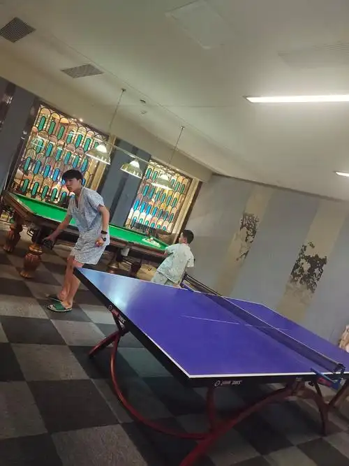 和朋友来打打乒乓球吧