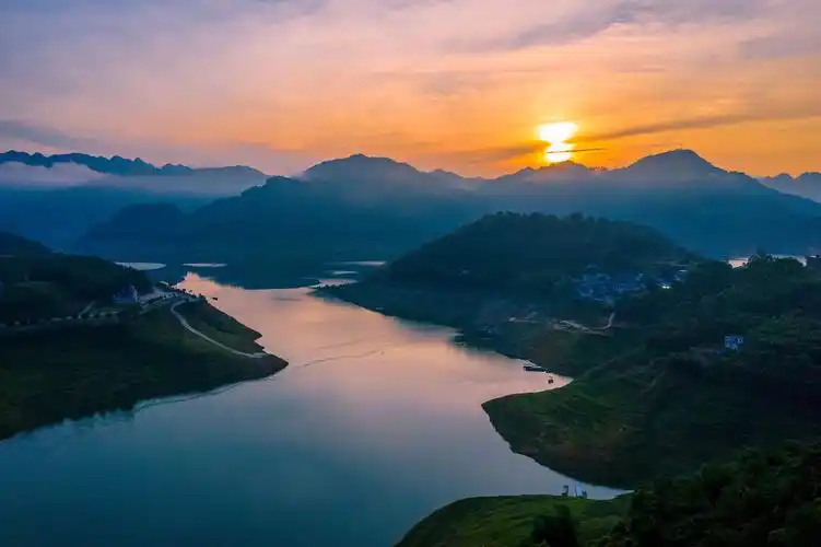 春风轻拂群山缭绕