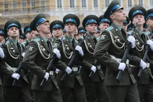 所以早在1920年代,希特勒就先在纳粹党冲锋队内推行普鲁士军队的正步