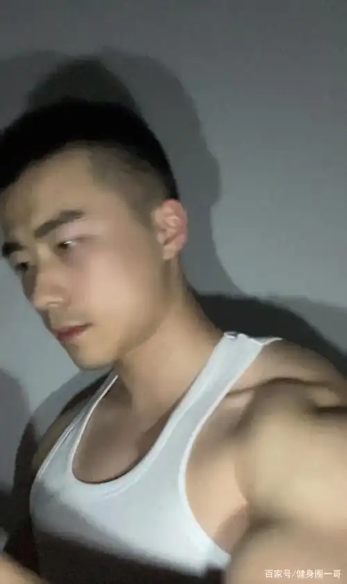 空少小哥健身日常,胸毛腹毛连成线,满身精肌太可了!