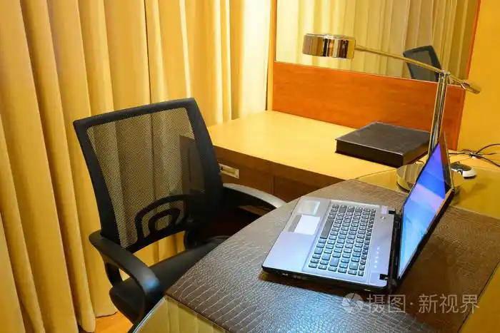 现代家居桌上的笔记本电脑