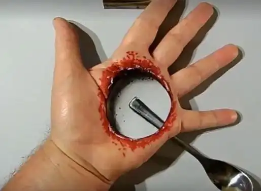 男子学网上视频将手掌戳出大洞,只为恶搞女友,结果让男子后悔_网易