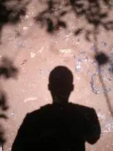 跪求大神有没有类似的qq头像,黑白的,一个人影子