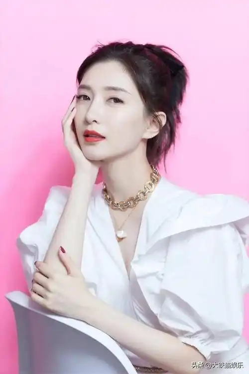 "疏影"两个字的声音好听而富有诗意,最厉害的是也很适合她的姓.