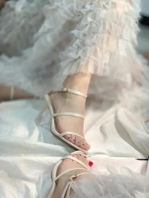 白色缎带三带高跟鞋