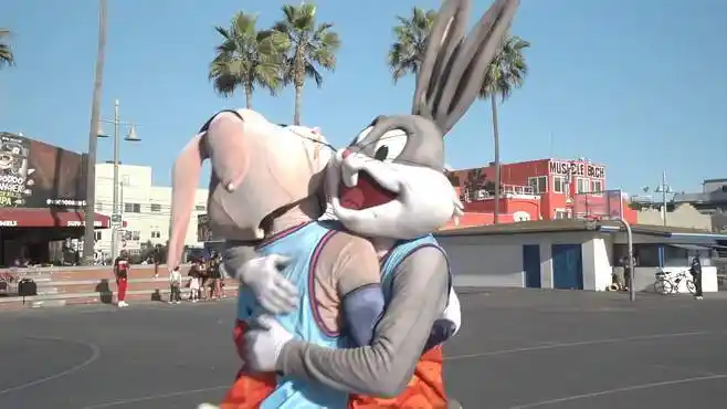 降维打击!兔八哥与兔小妹合体野球场,人球分过炸裂全场