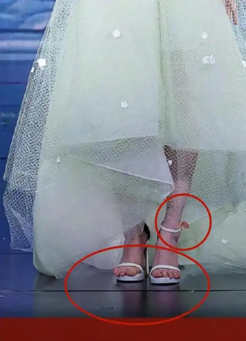 马丽,刚上台,右脚的鞋跟就突然断了.