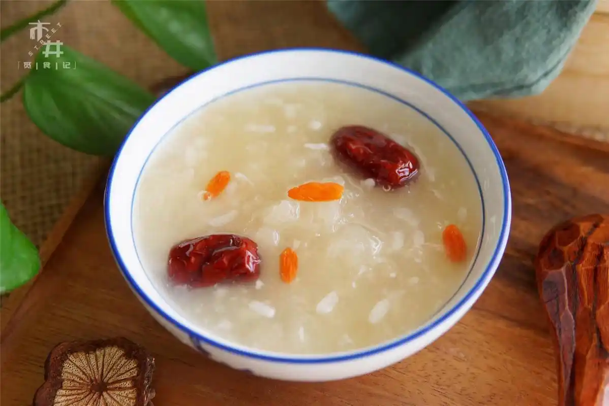 【早餐推荐】银耳红枣粥 原料:银耳20克,红枣15枚,粳米100克.