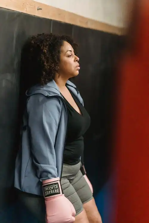 exhaustedyoungethnicobeseladyleaningonwallafterboxingworkout图片