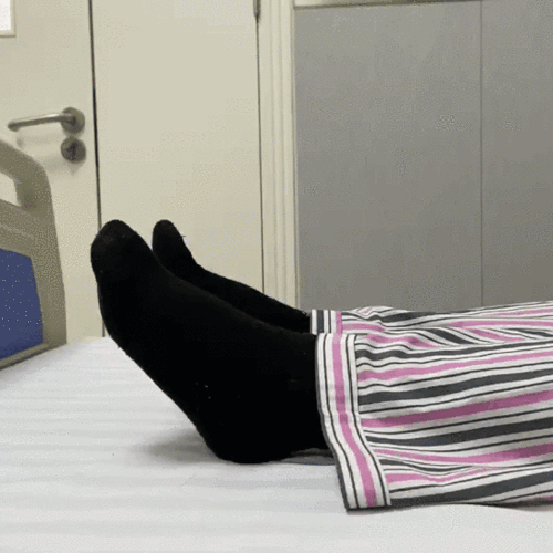 踝泵患者活动脚踝,先使脚尖绷直,将脚尖远离身体,在时脚尖回