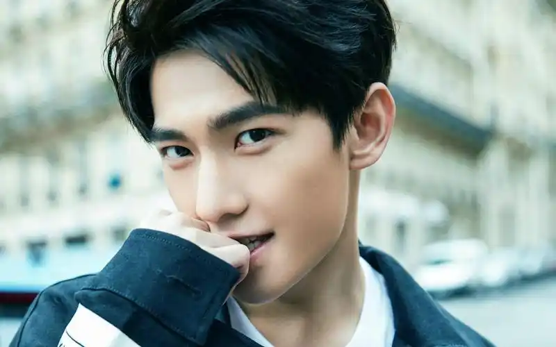 被誉为军艺校草的杨洋,五官深邃立体,加上一副端正的好身板,是标准的