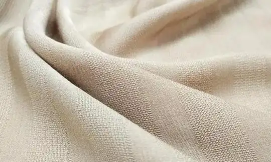 聚酯纤维面料是由有机二酸和二醇缩合的聚酯纺丝而成的合成纤维.