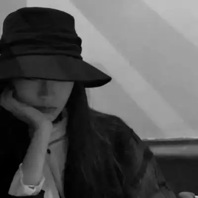 高冷黑白戴帽头像女 霸气的戴帽子女生头像