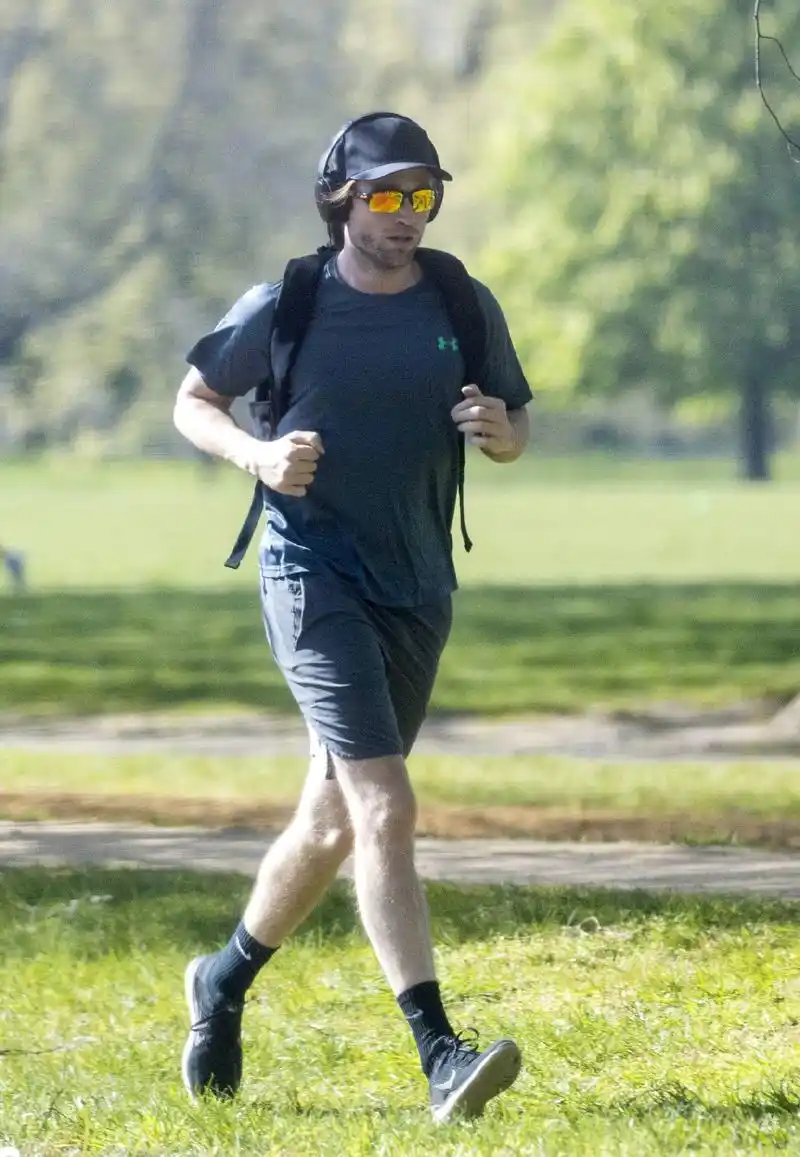 34岁罗伯特·帕丁森街头晨跑,10个月锻炼出了170斤肌肉身材