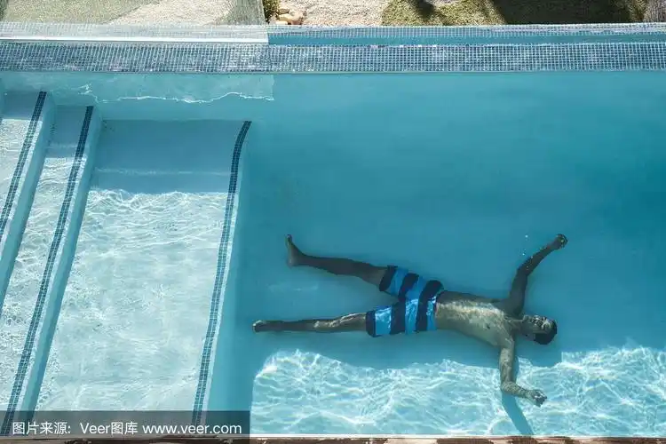 一个人躺在游泳池底