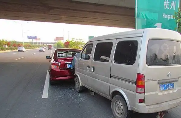 绕城公路面包车追尾广本三厢变两厢