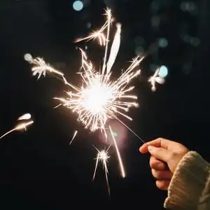 烟花马克笔画新年元旦跨年小女孩仙女放烟花棒孔明灯插画临摹素材