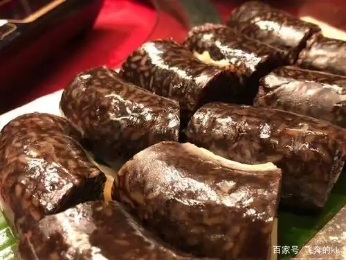 你喜欢吃广西这种糯米血肠吗?敢吃吗?猪血肠是广西壮家美食