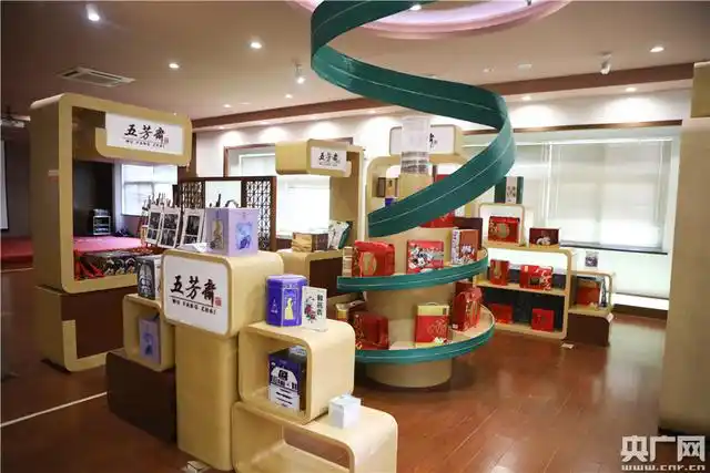 图为五芳斋食品展示区.